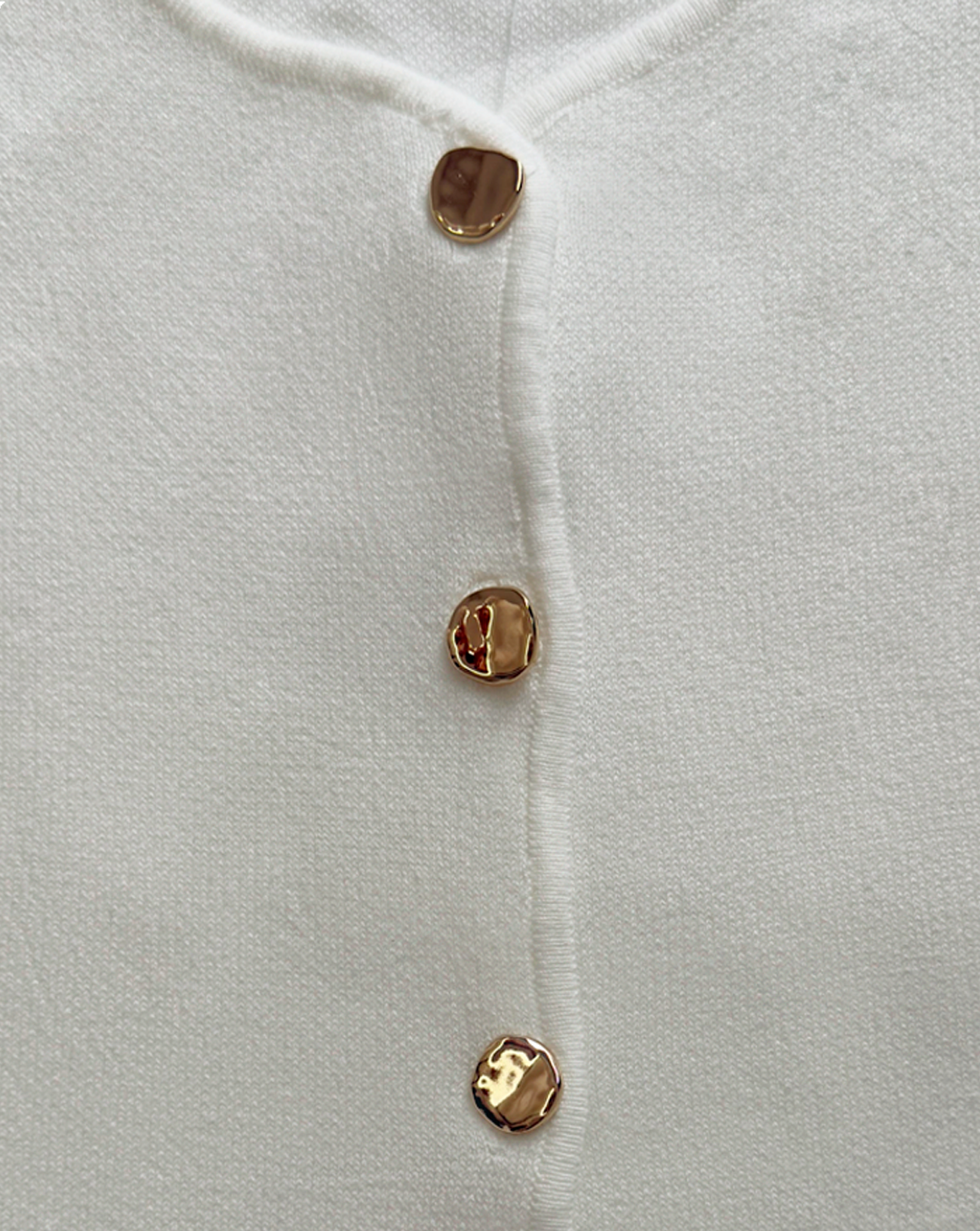 Detalle de chaleco blanco estilo clásico moona house.