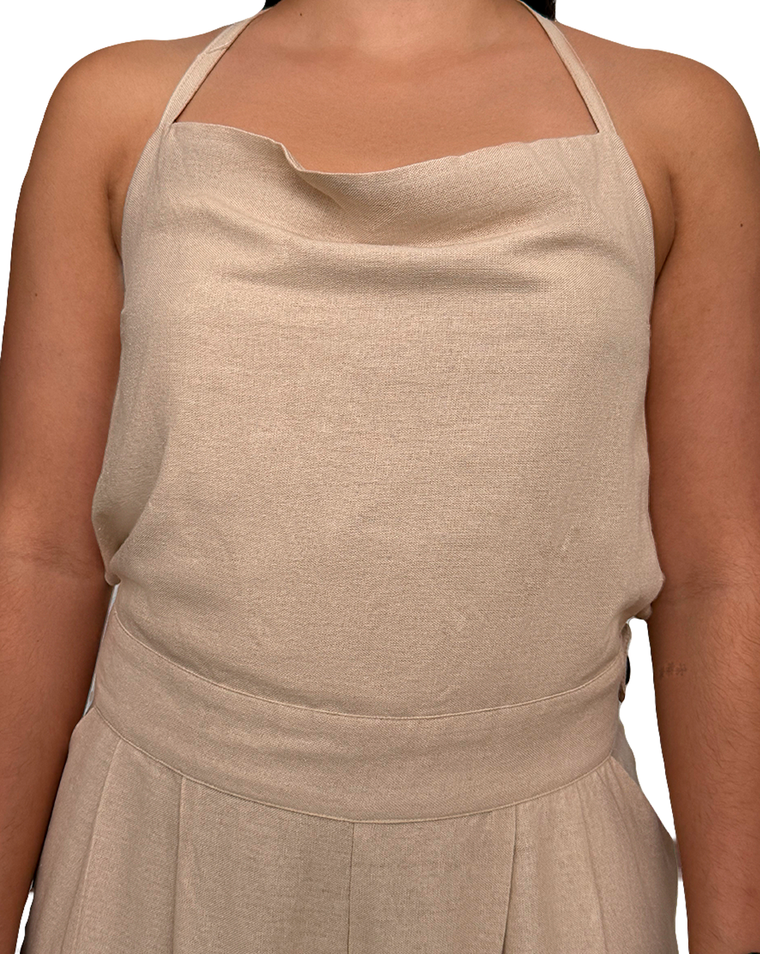 Jumpsuit color beige en lino ligero, outfit fresco de playa y vacaciones.