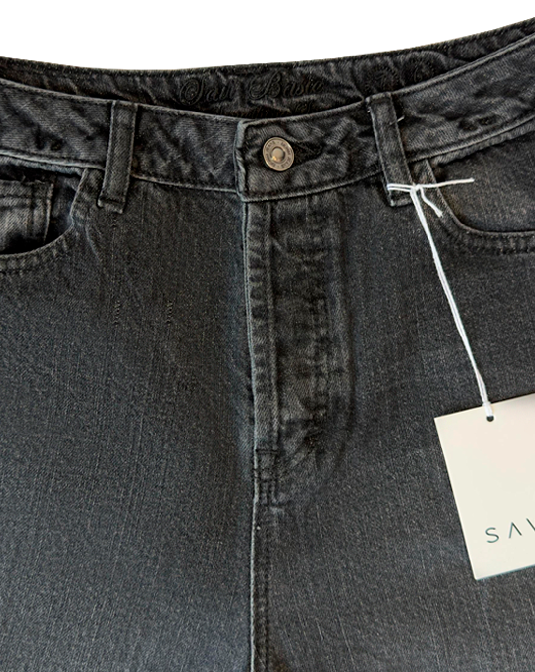 Pantalón denim negro tipo mom fit, vista frontal, moda casual femenina