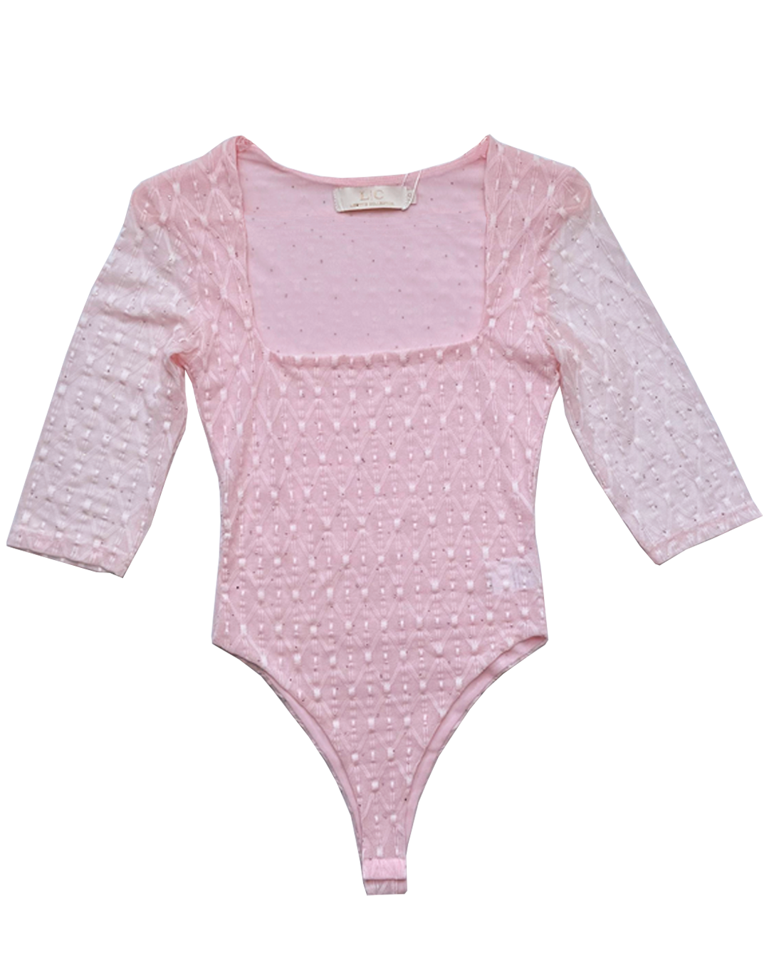 Body femenino color rosa con cuello recto, mangas de transparencia y brillos decorativos