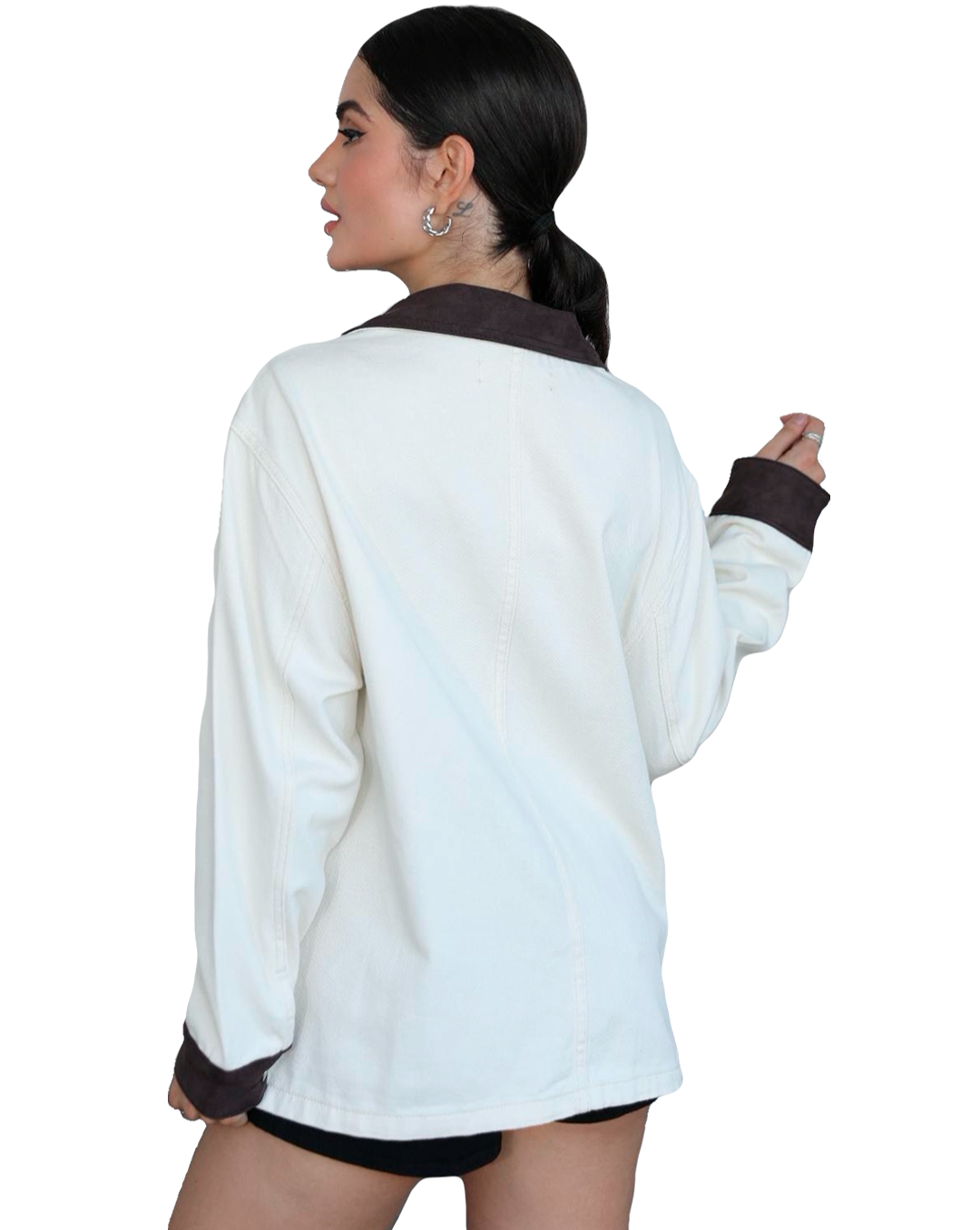 Chamarra denim beige de mujer parte trasera con acabados en cuello y mangas color cafe, Moona House