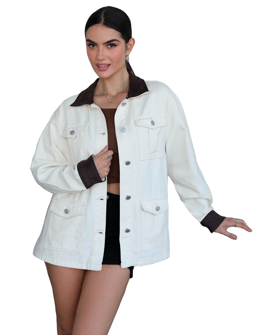 Chaqueta de mezclilla beide con diseño urbano y detalles en cuello y mangas color cafe, moda casual femenina.