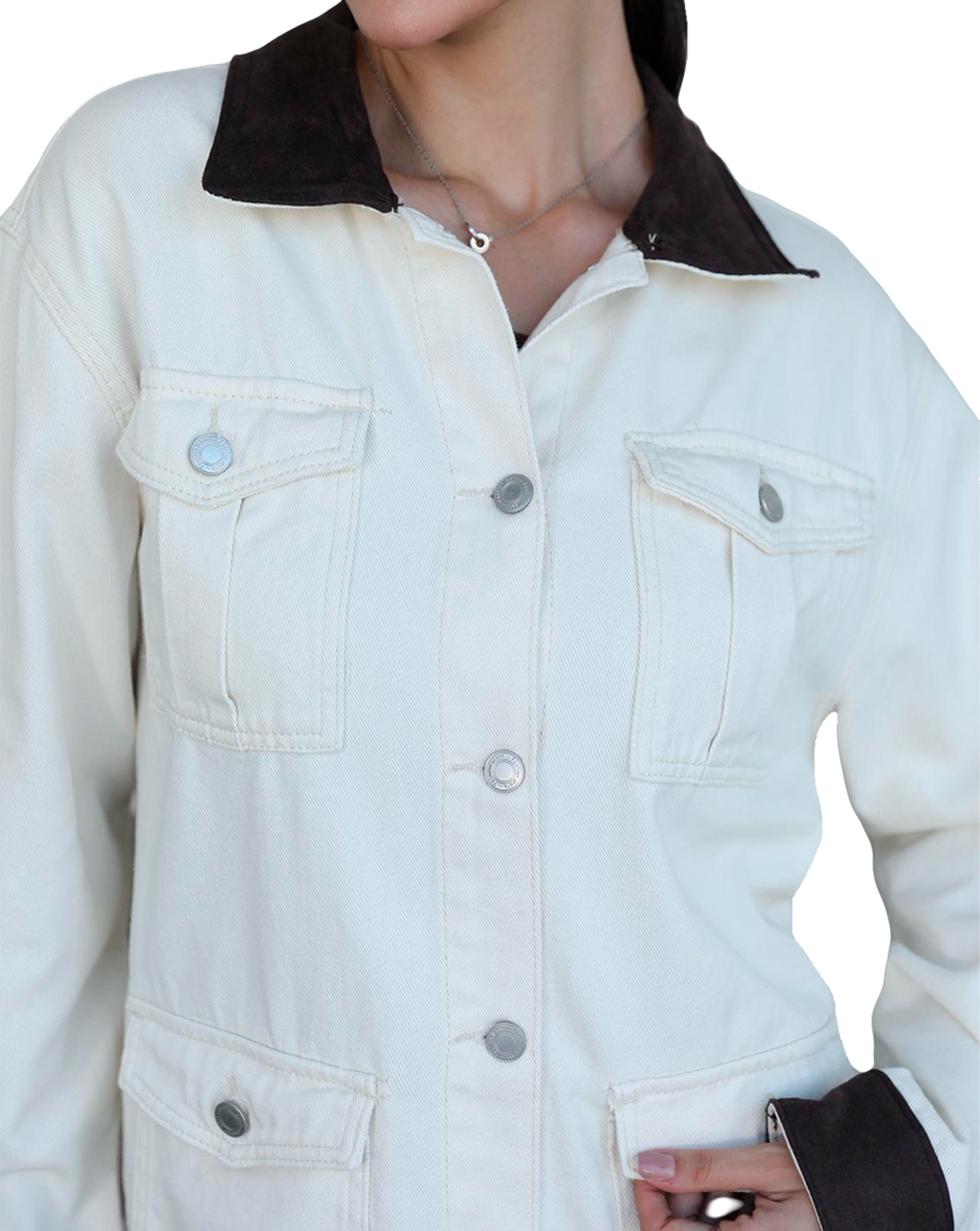 Chamarra denim beige de mujer con bolsillos delanteros y acabados en cuello y mangas, Moona House.