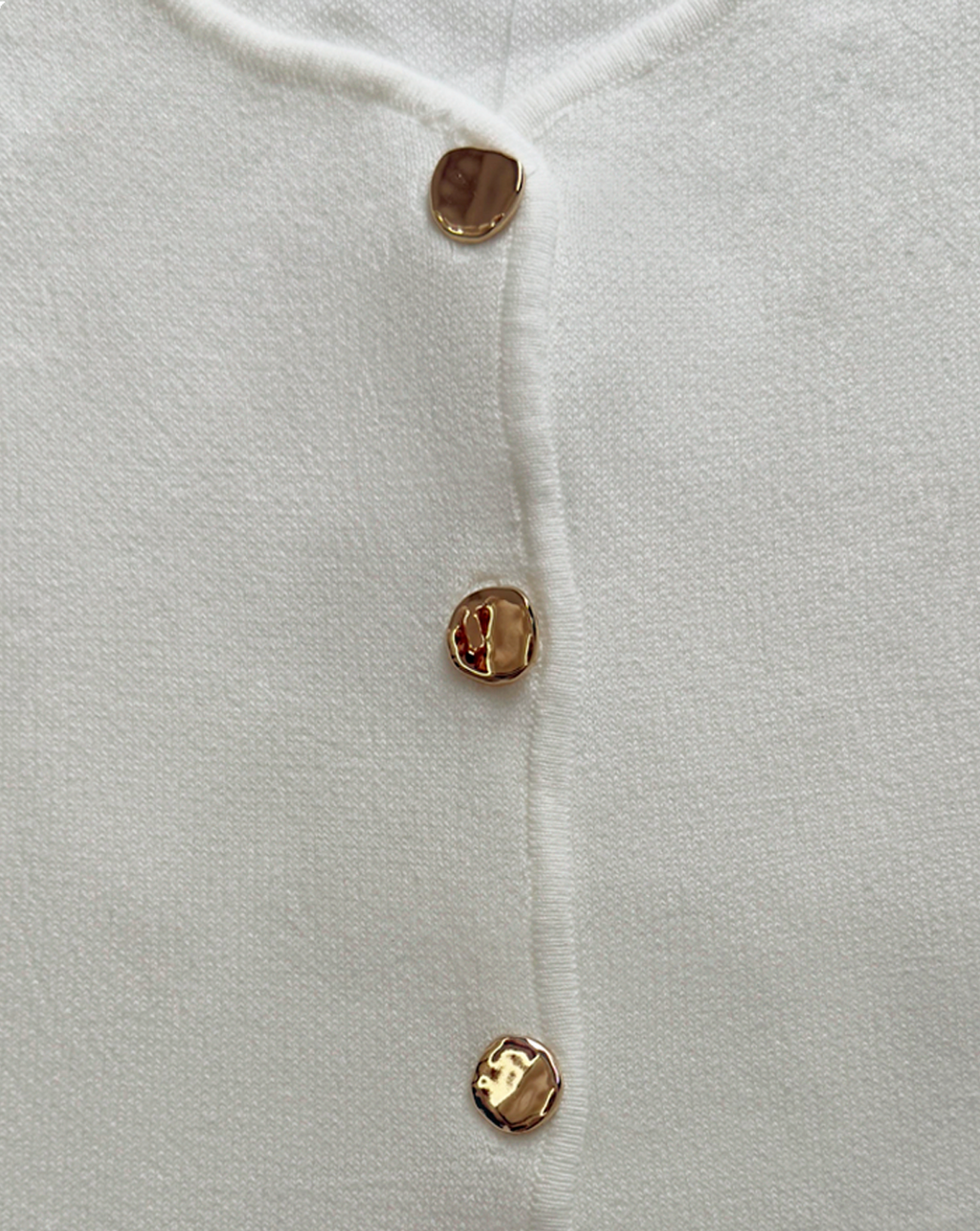 Detalle de chaleco blanco estilo clásico moona house.