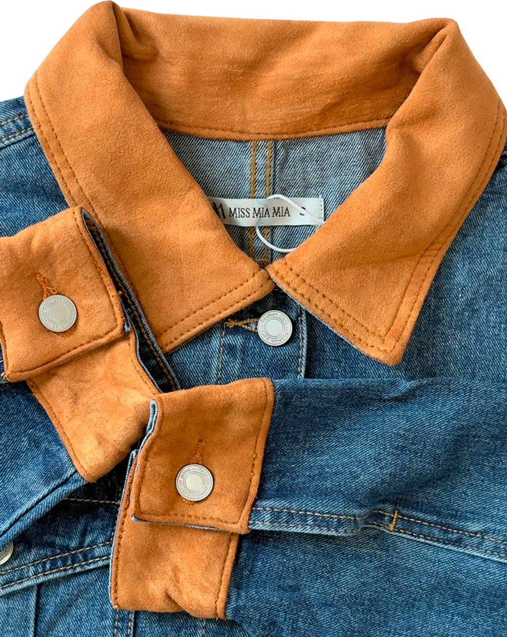 Detalle de chaqueta de mezclilla azul en cuello y mangas, estilo casual femenino