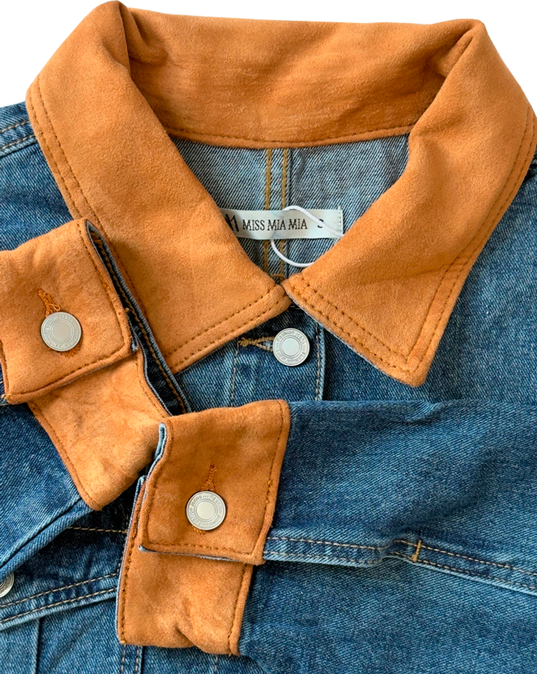 Detalle de chaqueta de mezclilla azul en cuello y mangas, estilo casual femenino