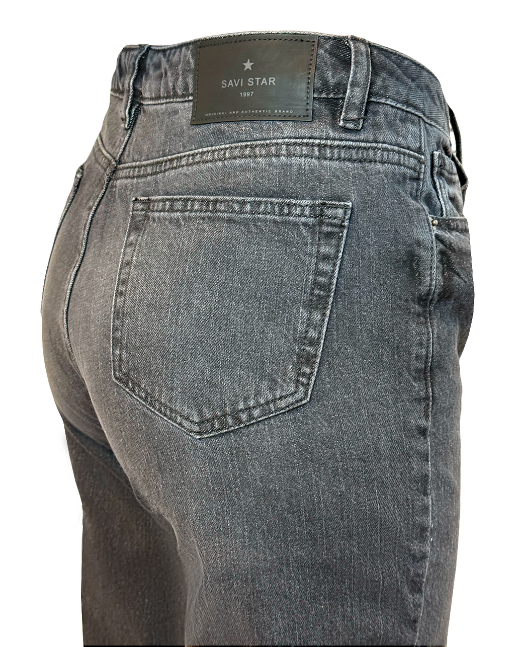 Detalle trasero de mom jeans negro de mezclilla para mujer, estilo Moona House