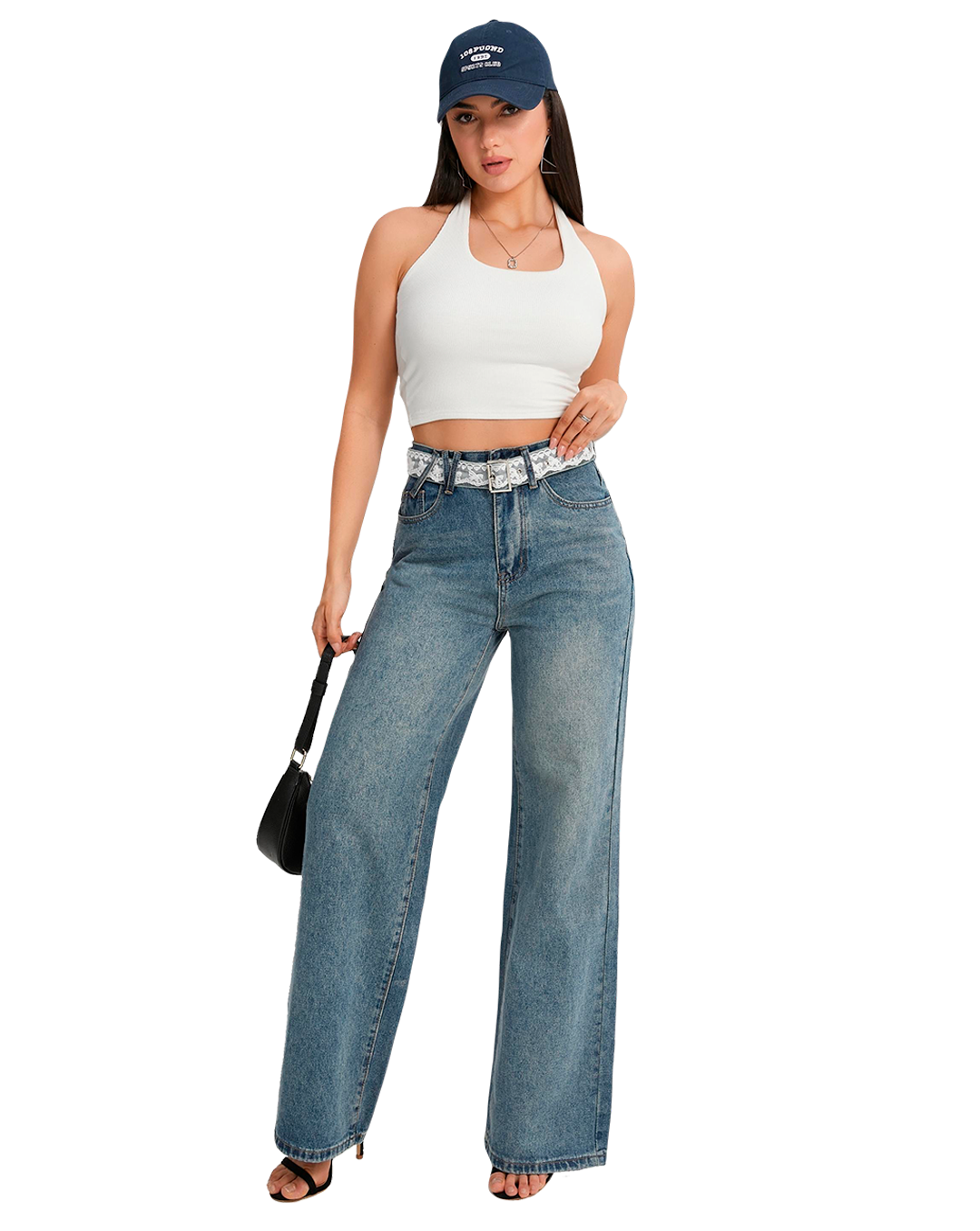 Modelo con outfit urbano, jeans rectos de mezclilla azul y cinturón blanco con encaje, Moona House