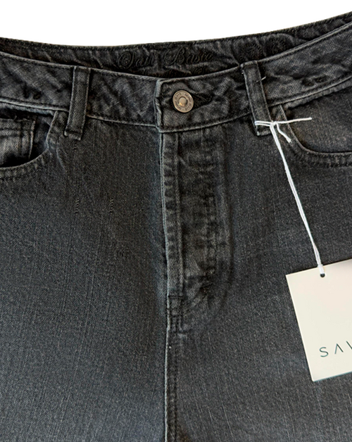 Pantalón denim negro tipo mom fit, vista frontal, moda casual femenina