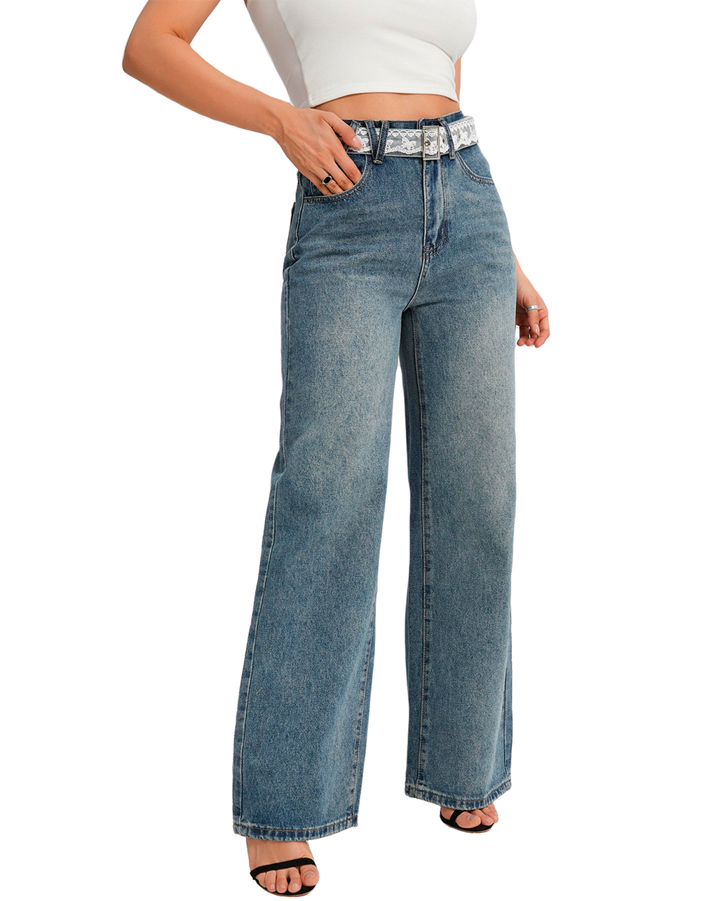 Jeans rectos de mezclilla azul claro con cinturón blanco de encaje, detalle delantero