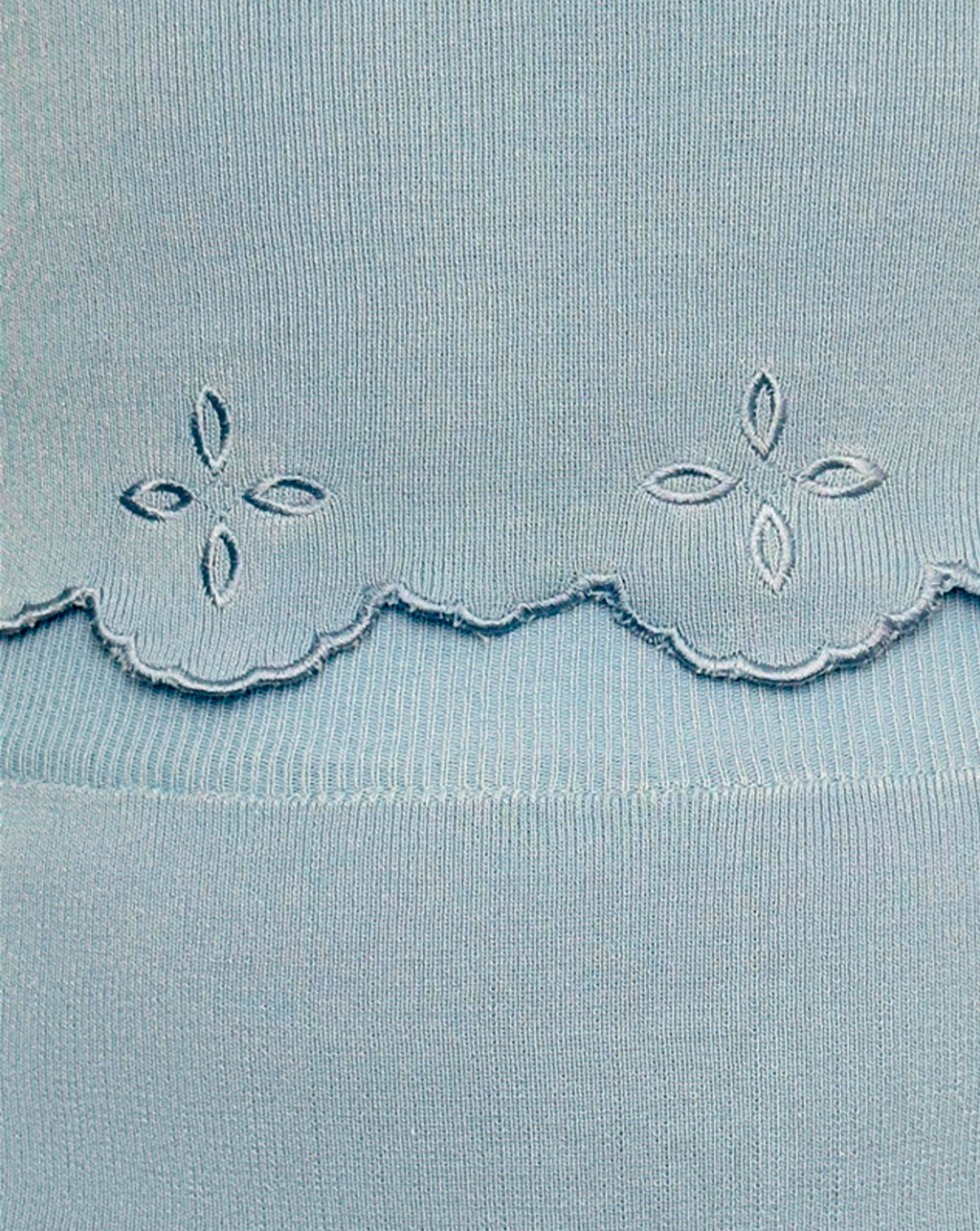 Detalle de set de punto azul para mujer, moda clásica Moona House.