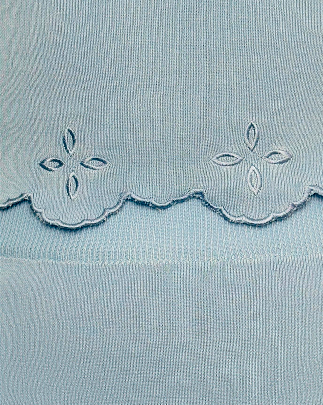 Detalle de set de punto azul para mujer, moda clásica Moona House.