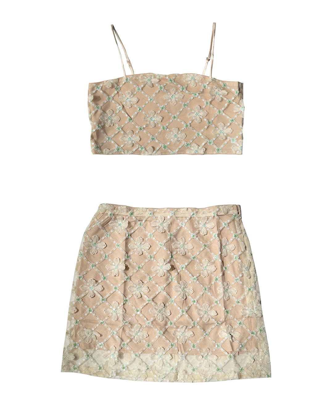 Conjunto femenino beige con falda y crop top decorados con brillos florales, toques azules.